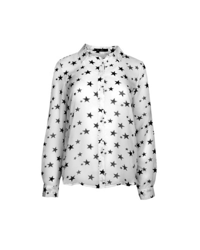 Camisa de botones con estampado de estrellas.